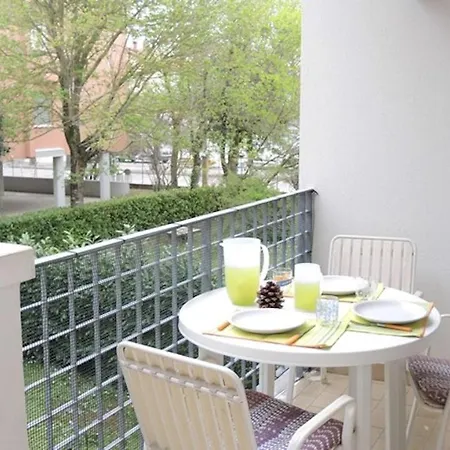 Lovely Flat Just 400mt From The Sea דירה ביביונה